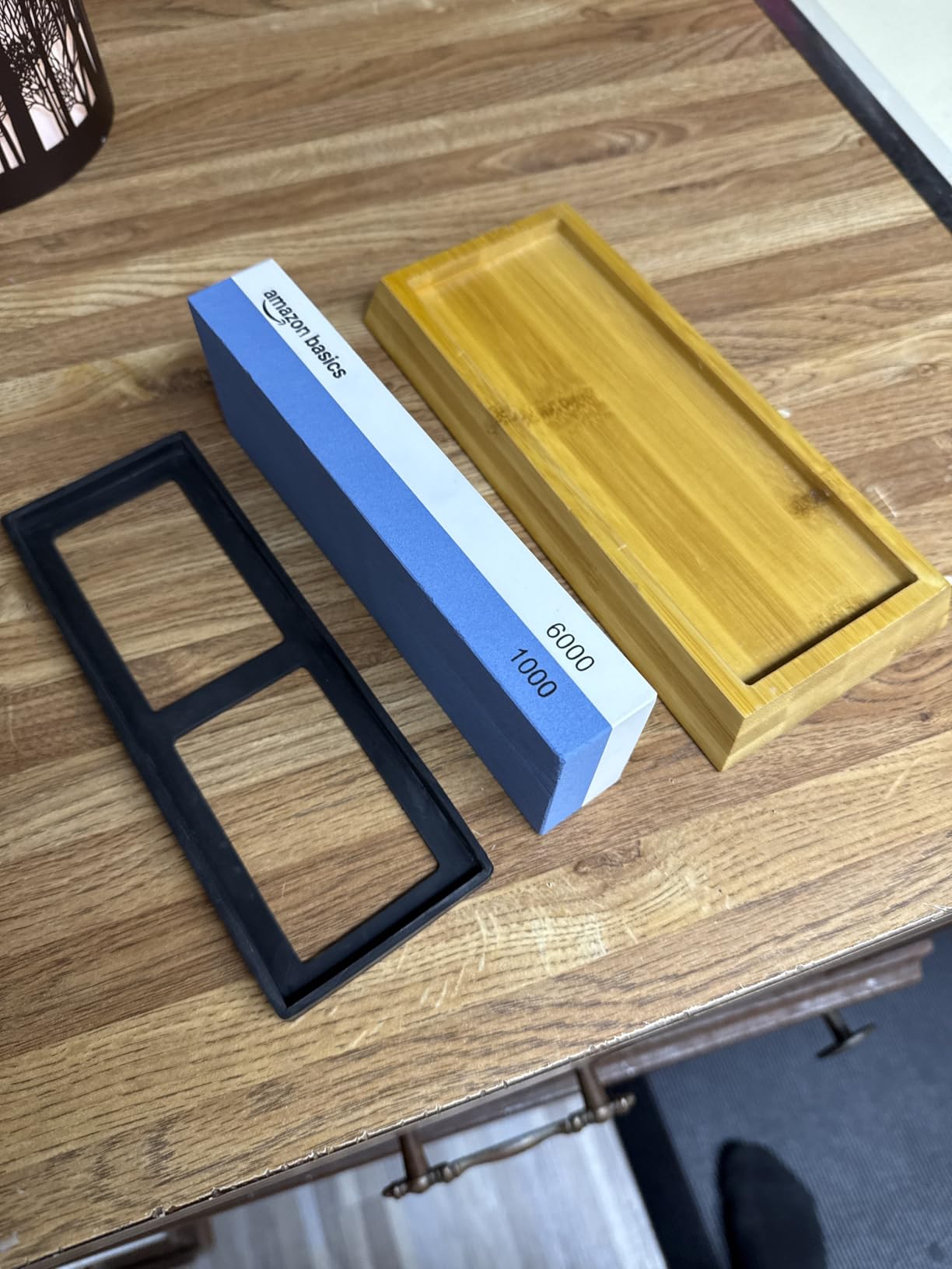 Amazon Basics Whetstone Knife Sharpening Stone, Double-Sided 1000/6000 Grit with Angle Guide, Non-Slip Bamboo Base, Black & Grey customer photo 1