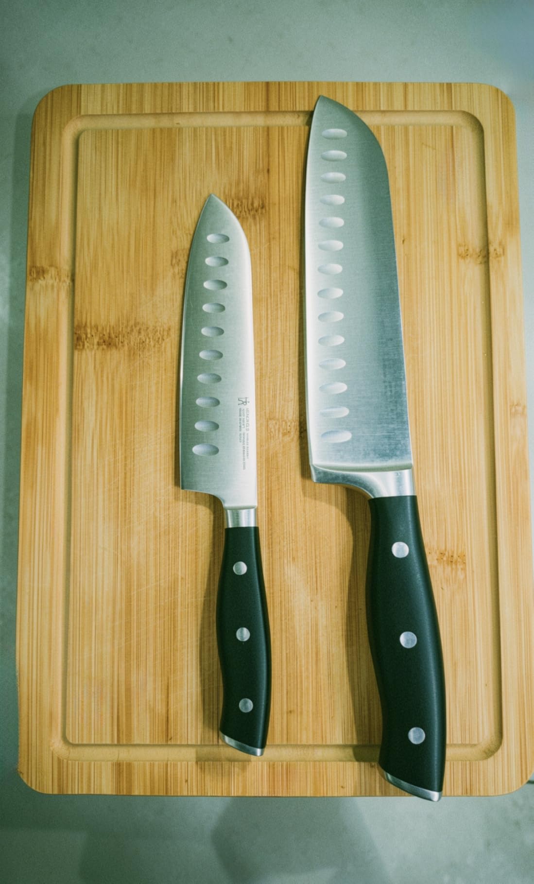 HENCKELS Forged Accent Razor-Sharp 2-pc Knife Set, Santoku Knife 5 Inch, Santoku Knife 7 Inch, German Engineered Informed by 100+ Years of Mastery,Black customer photo 1