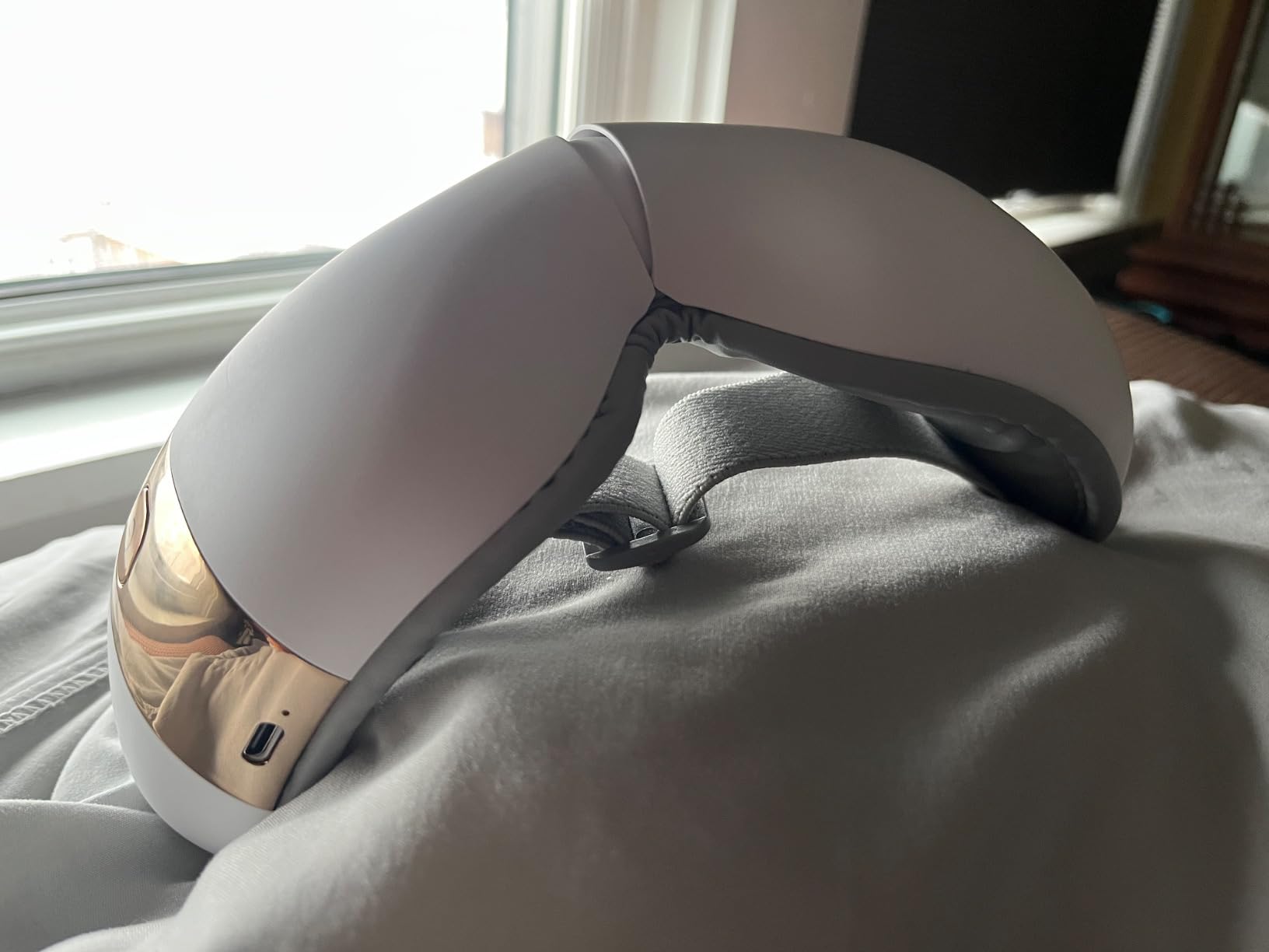 HubiCare Eye Massager with Heat, Vibration, and Music Helps Relieve Strain, Dark Circles, Dryness, and for Migraine Relief Relaxation and Better Sleep Valentines Day Gifts for Women/Men (White) customer photo 2